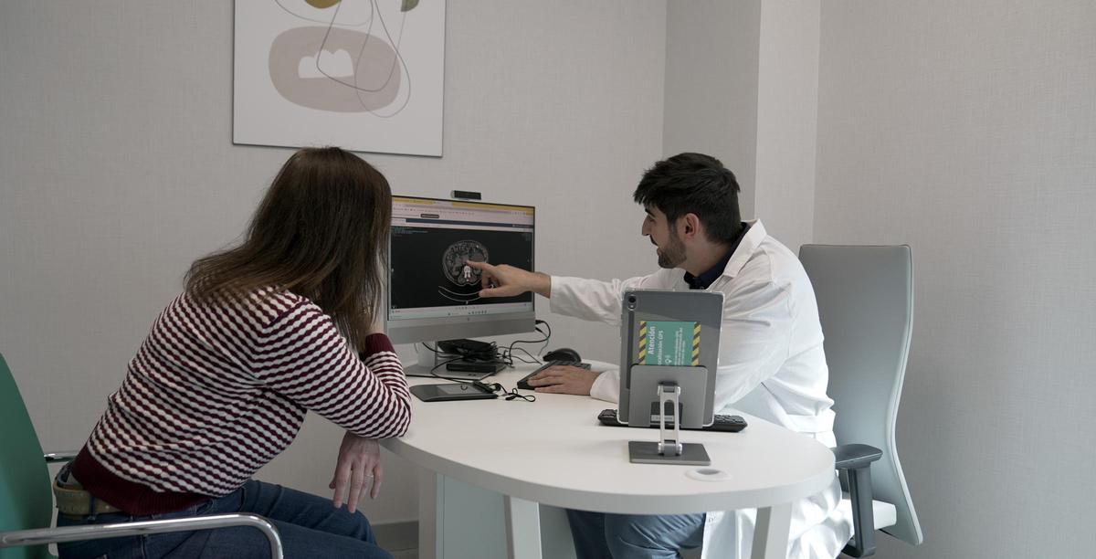El doctor Guillermo Pola y Noemí Vega durante una consulta en el Hospital Universitario Quirónsalud.