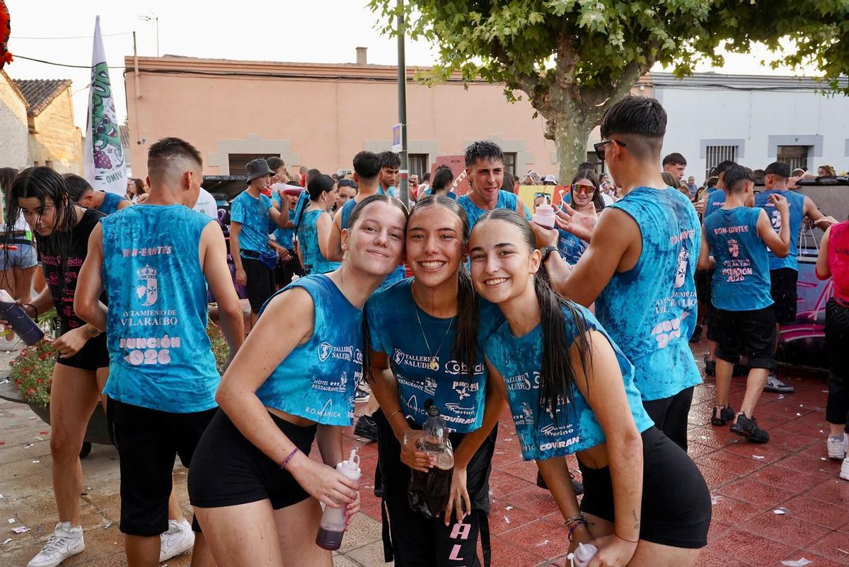 GALERÍA | Las peñas inundan Villaralbo de alegría y color