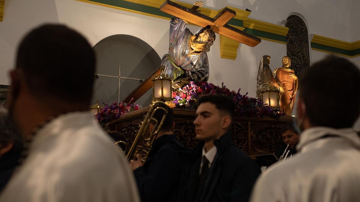 La imagen titular de la cofradía y la Despedida junto a hermanos y músicos el último Lunes Santo en San Lázaro