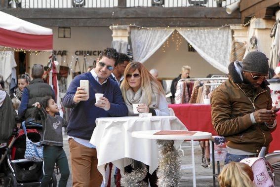 Auf dem traditionellen Markt im Pueblo Español (1. bis 10. 12.) geht es diesmal ausgesprochen musikalisch zu. Täglich sorgen Musikgruppen in dem Miniaturdorf für Weihnachtsstimmung. Die Stände sind bereits ab mittags geöffnet. Der Eintritt kostet 5 Euro, dafür gibt es aber auch einen Becher Glühwein.