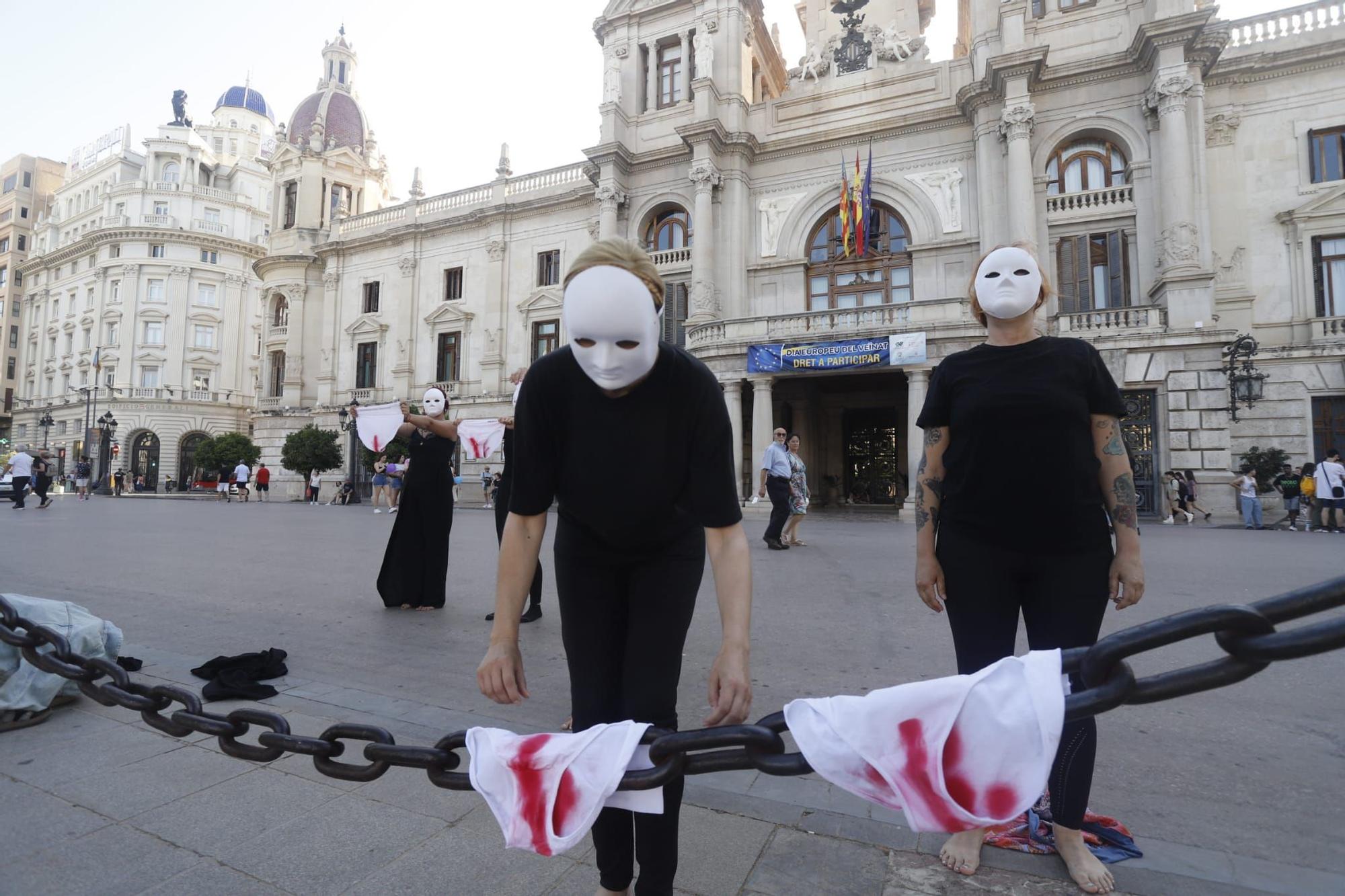 Performance en València para reivindicar la bajada del IVA de las compresas