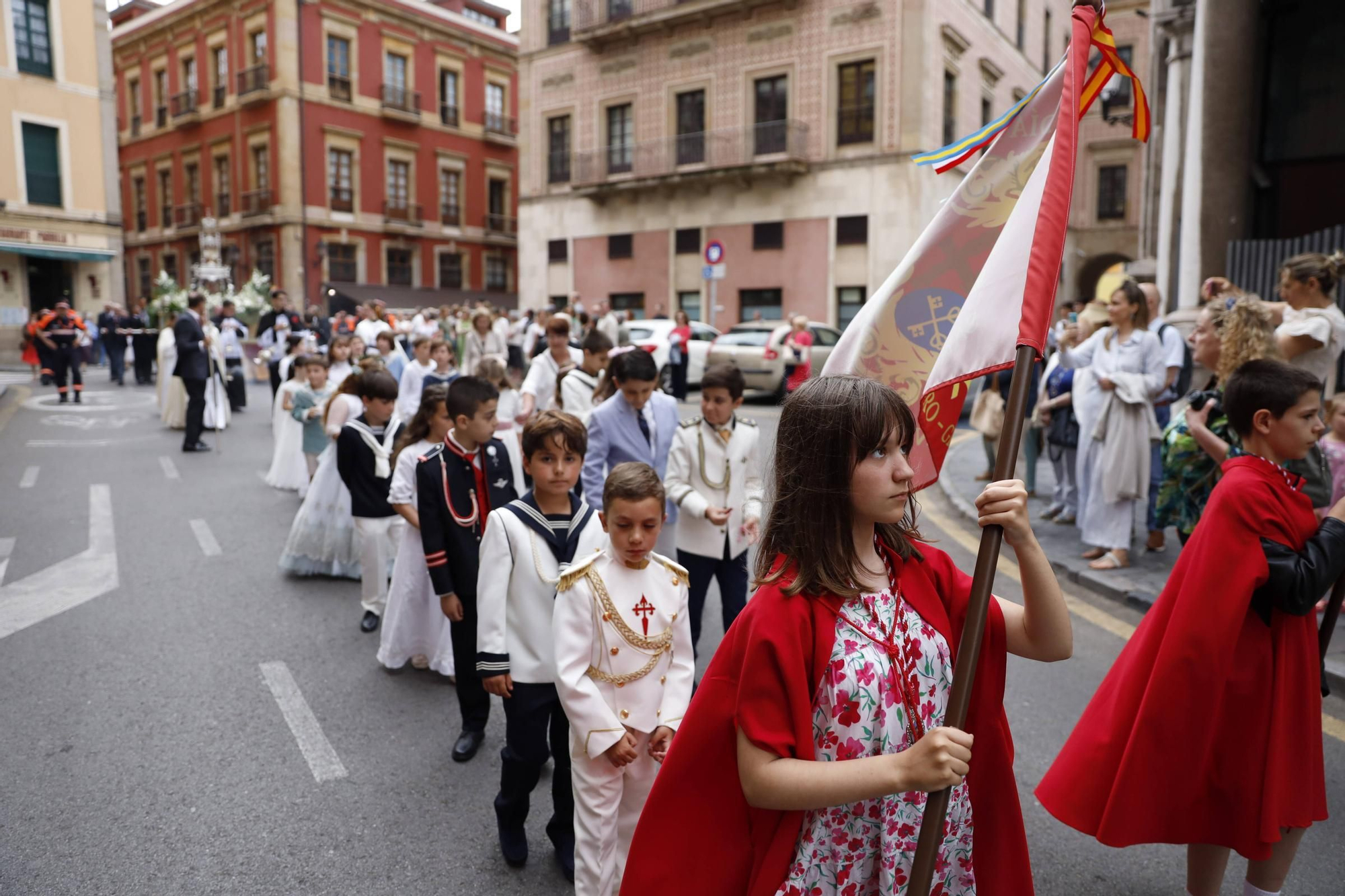 Pétalos, incienso, niños... así fue la procesión del Corpus Christi en Gijón (en imágenes)
