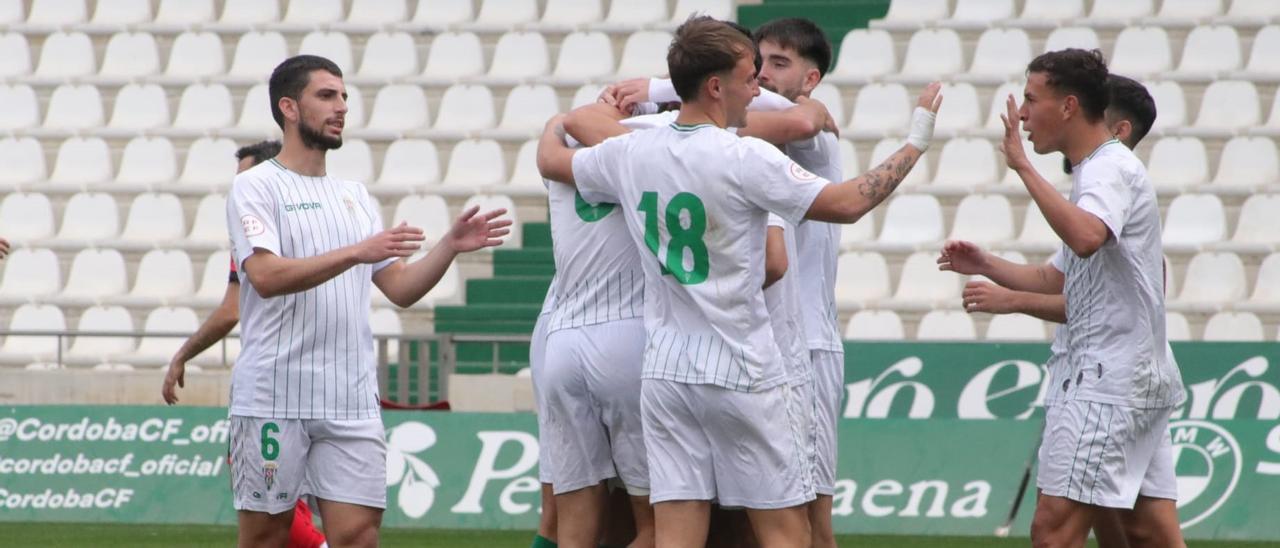 Los futbolistas del Córdoba CF B celebran un gol en El Arcángel, esta temporada.