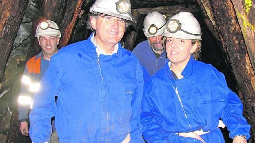 Ovidio Sánchez y María Teresa Mallada, en una visita a la antigua mina Jovesa, en Aller.