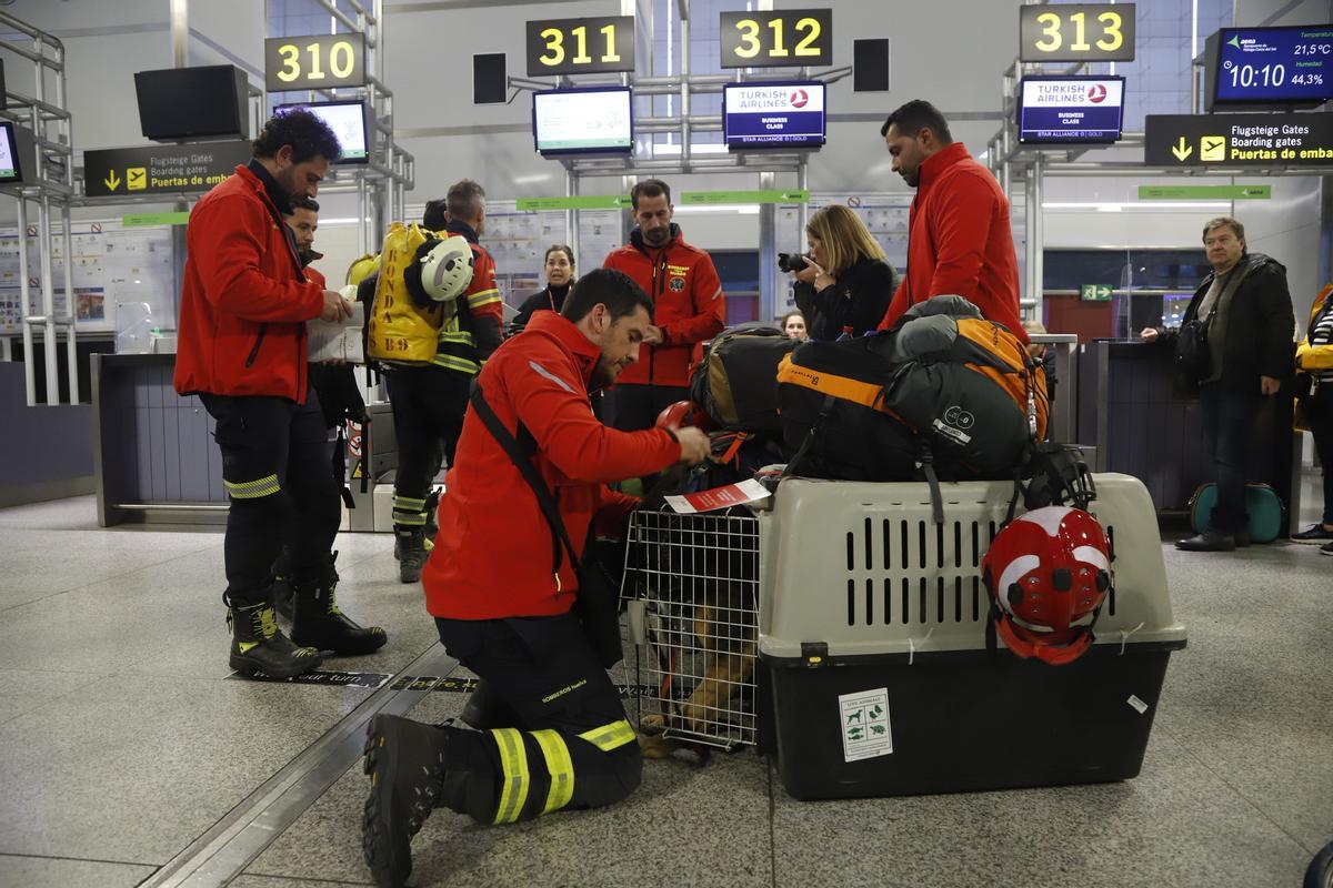 Bomberos del CPB Málaga cuando partieron para la zona afectada por los terremotos de Turquía