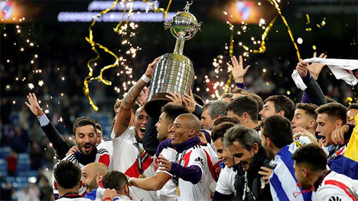 Así levantó River el trofeo de campeón de la final más larga