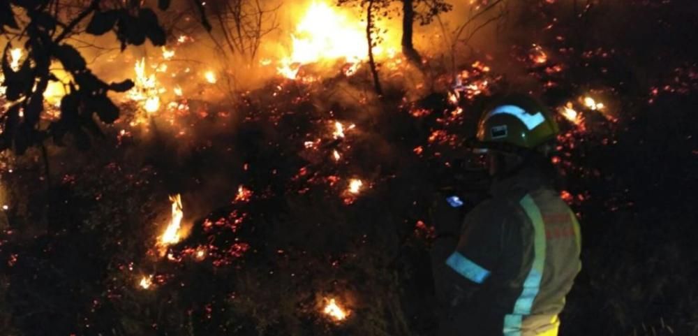 L'incendi al Rosselló avança cap a l'Empordà