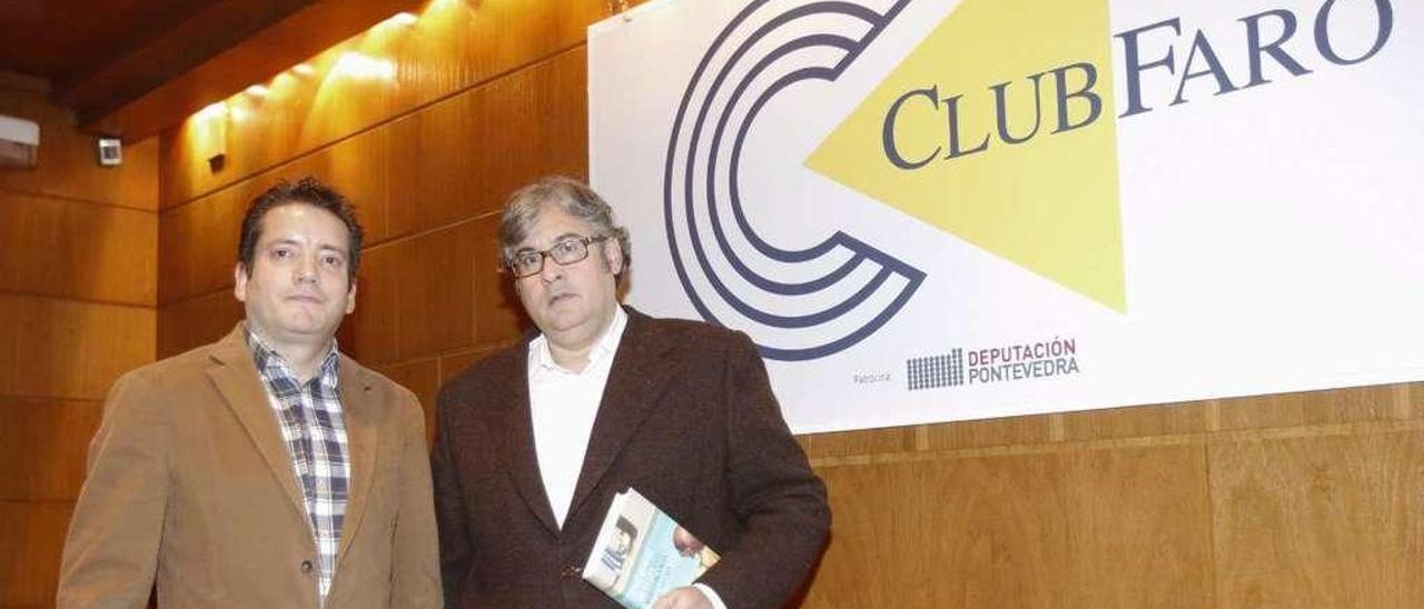 El periodista Víctor Blanco y el escritor Juan Manuel de Prada, ayer en el Club Faro. // J. Lores