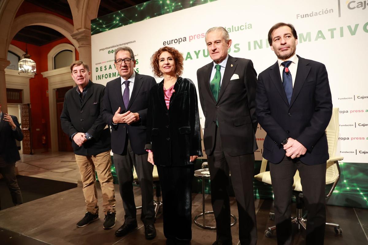 La vicepresidenta primera del Gobierno y ministra de Hacienda, María Jesús Montero, junto al presidente Ejecutivo de Europa Press, Asís Martín de Cabiedes (2d), el delegado de Europa Press Andalucía, Francisco Morón (1d), el presidente de la Fundación Cajasol, Antonio Pulido (1i), y el director del Instituto Cervantes, Luis García Montero (1i), posan en una foto al inicio de una nueva edición de los desayunos informativos de Europa Press Andalucía. A 20 de febrero de 2026, en Sevilla (Andalucía, España). Europa Press Andalucía organiza este viernes 20 de febrero en Sevilla de la mano de la Fundación Cajasol una nueva edición de sus desayunos informativos con la vicepresidenta primera del Gobierno y ministra de Hacienda, María Jesús Montero. Este evento informativo supera ampliamente el centenar de ediciones desde su estreno en enero de 2014, y por este foro han pasado los principales referentes políticos, económicos y sociales no sólo de Andalucía, sino del conjunto de España. 20 FE. María Jesús Montero;Rocío Ruz;category_code_new;
