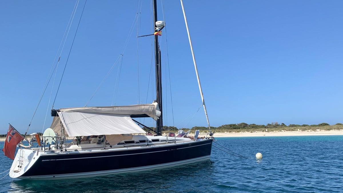 Velero fondeado en el campo de boyas de s'Espalmador