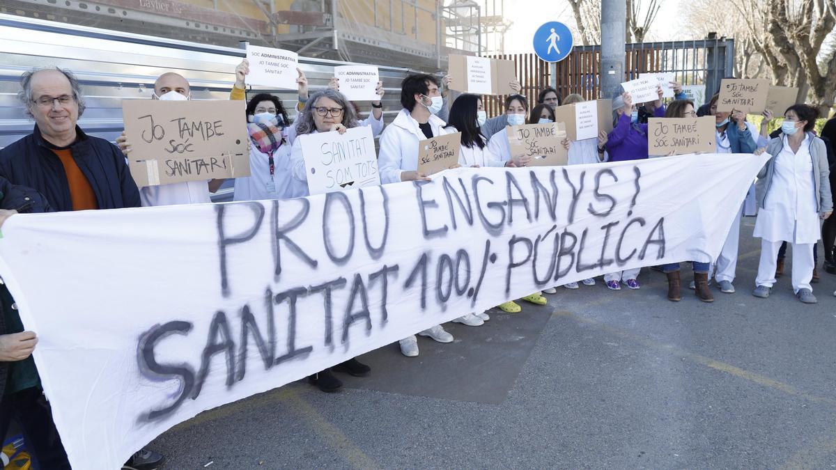 Protesta del sindicat CATAC a les portes del Santa Caterina, després de l'acord entre Salut i Metges de Catalunya