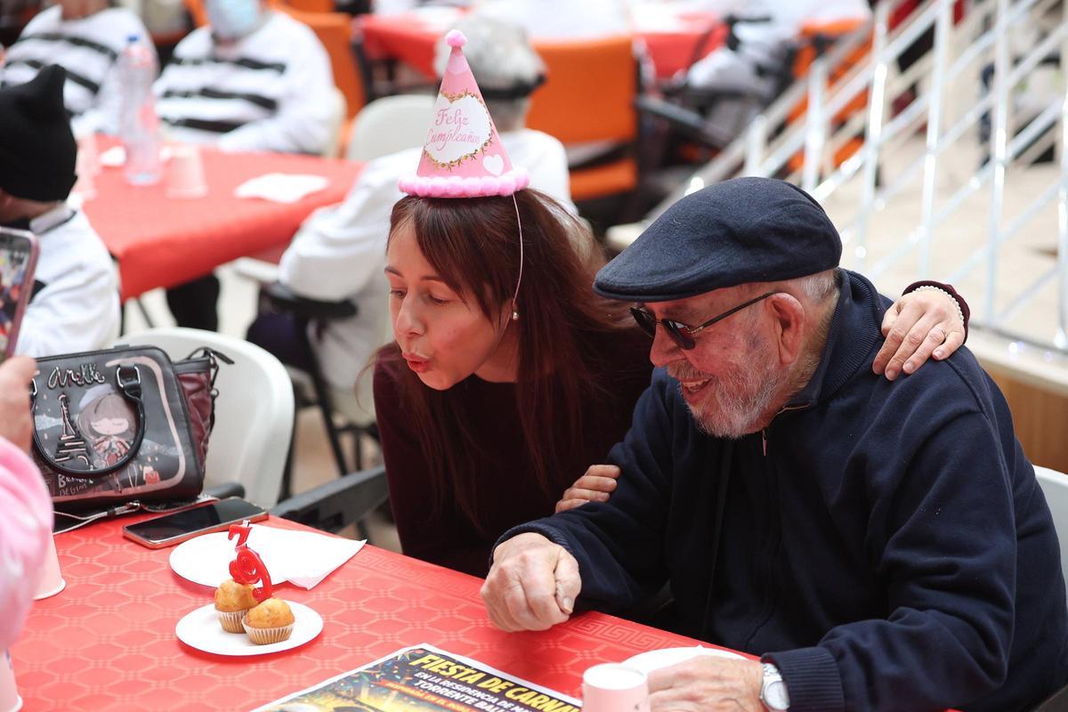 Carnaval en la residencia Torrente Ballester de A Coruña: la fiesta del robo en el Louvre