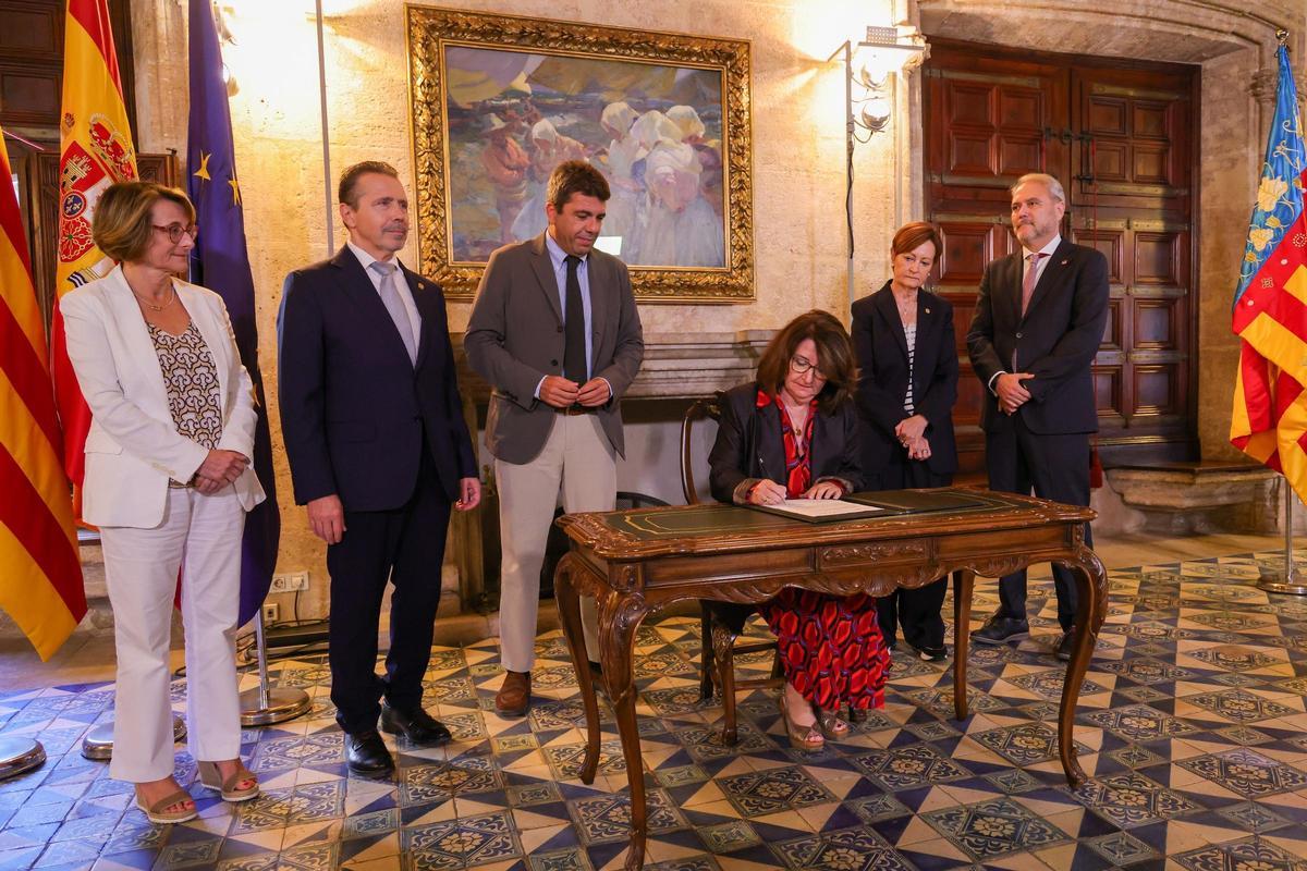La rectora de la UA, Amparo Navarro, firmando el plan de financiación plurianual junto a Mazón y los rectores de las universidades públicas valencianas
