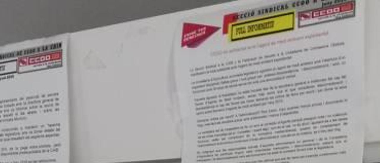 Los panfletos contra Company están en expositores informativos.