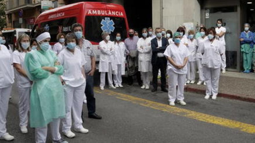 Minut de silenci a la Clínica de Girona per condemnar el crim de la supervisora d&#039;infermeria del Servei de Nefrologia i Diàlisi.