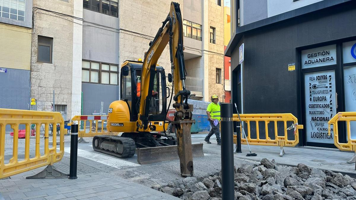 Trabajos en la calzada de la calle de La Rosa.