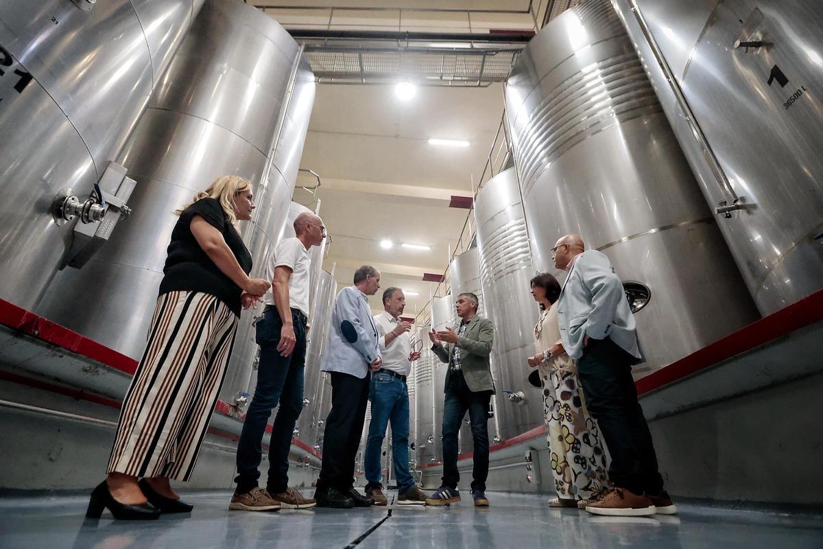 El consejero regional Narvay Quintero visita la Bodega Comarcal Valle de Güímar