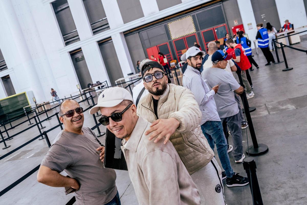 Primer día de asesoramiento para la regularización extraordinaria en la Fira de Montjuïc