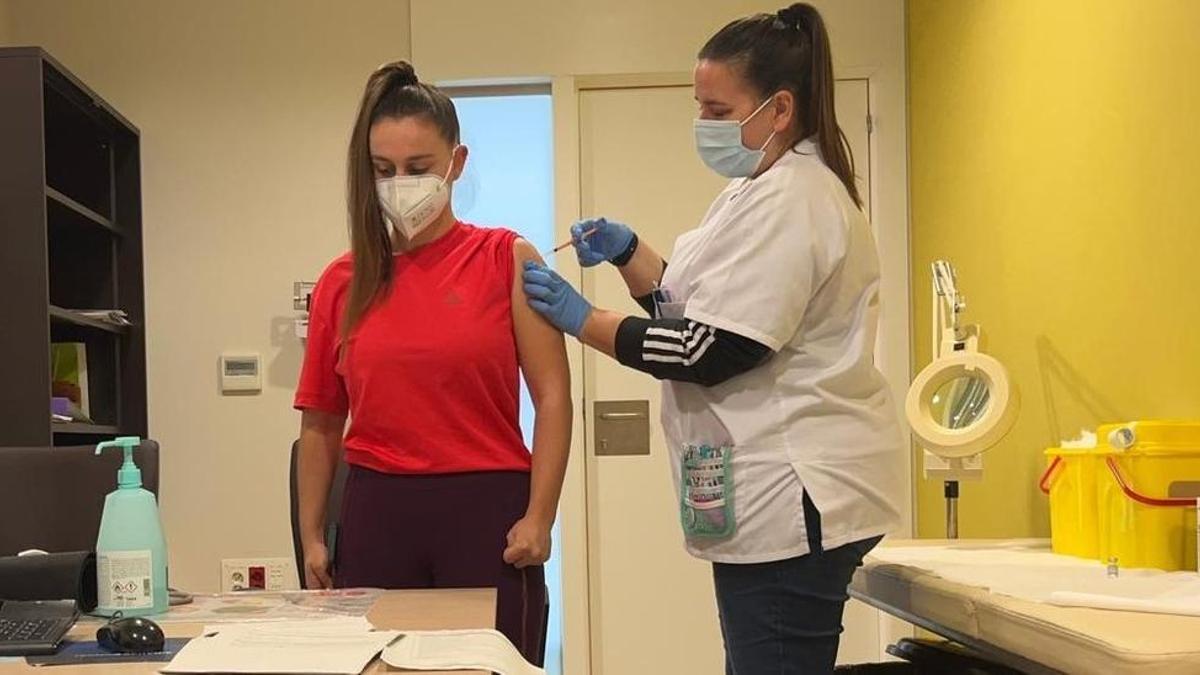 Una joven recibe la cuarta dosis en el centro de salud Carlos Castilla del Pino.