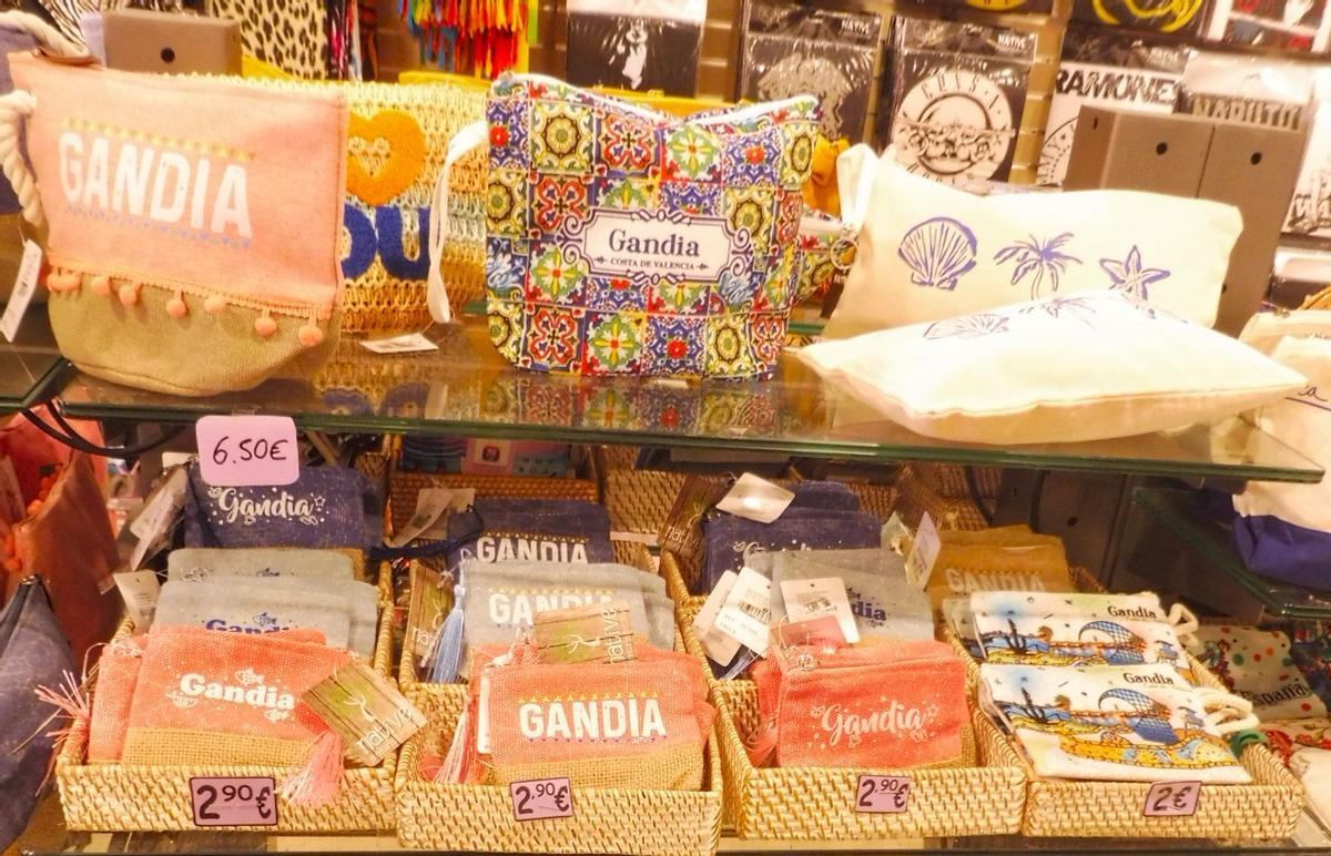 Regalos en una tienda de la playa gandiense.