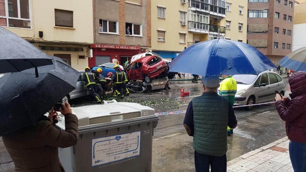 Un autobús de la EMT embiste media docena de coches en Héroe de Sostoa.