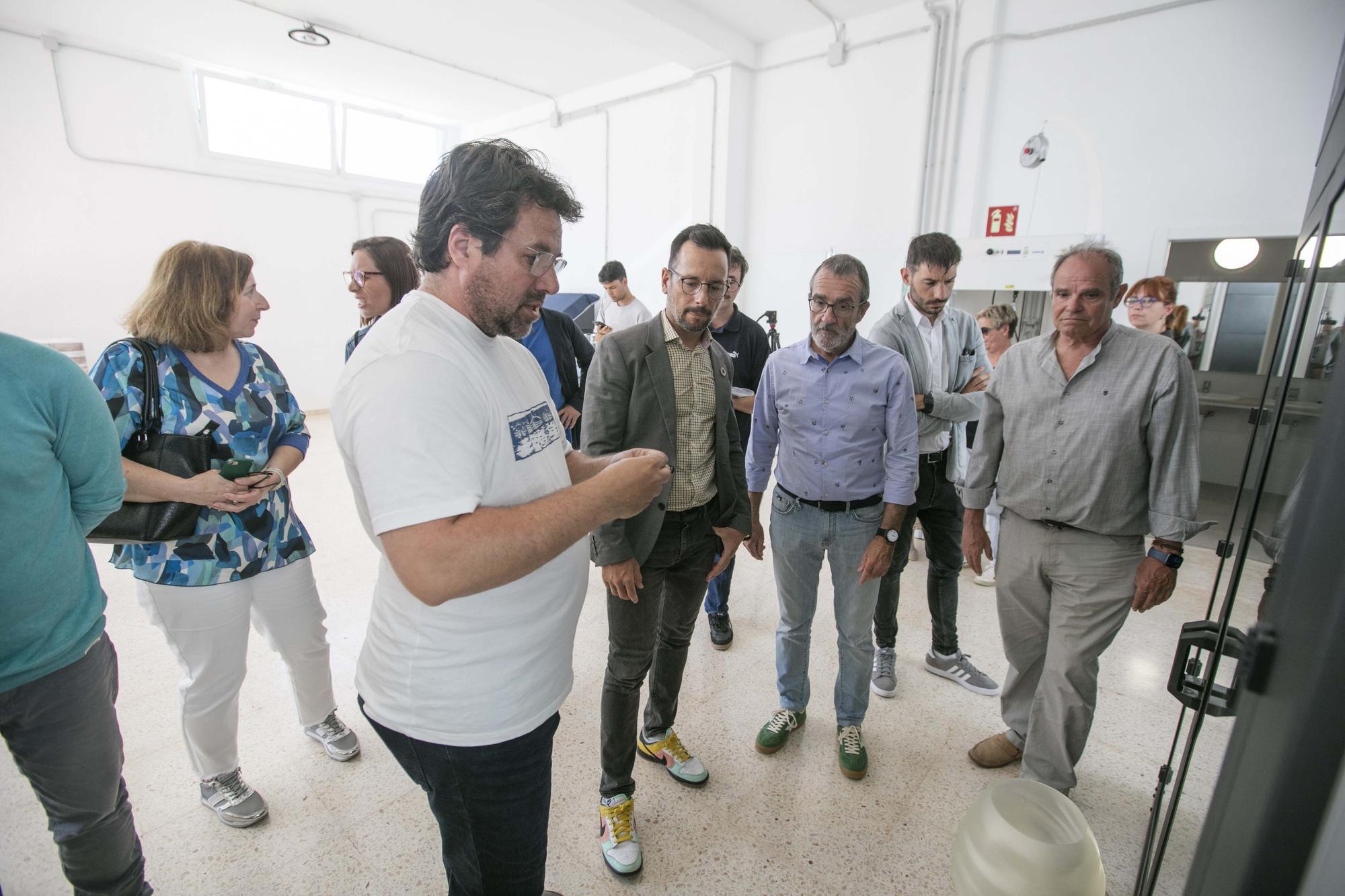 Todas las imágenes de la visita del alcalde de Ibiza, Rafa Ruiz, a l'Escola d'Arts