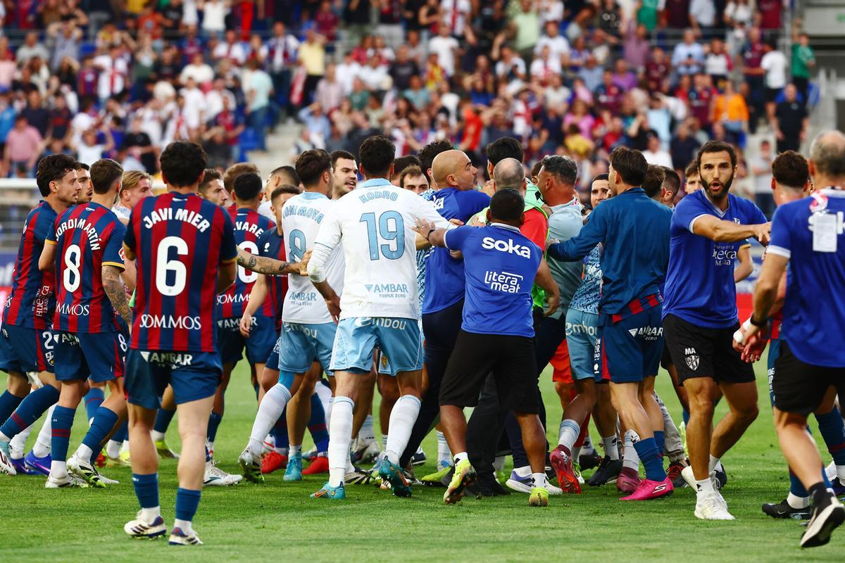 La tangana final en el partido Huesca-Real Zaragoza, en imágenes. La tangana final en el partido Huesca-Real Zaragoza, en imágenes.