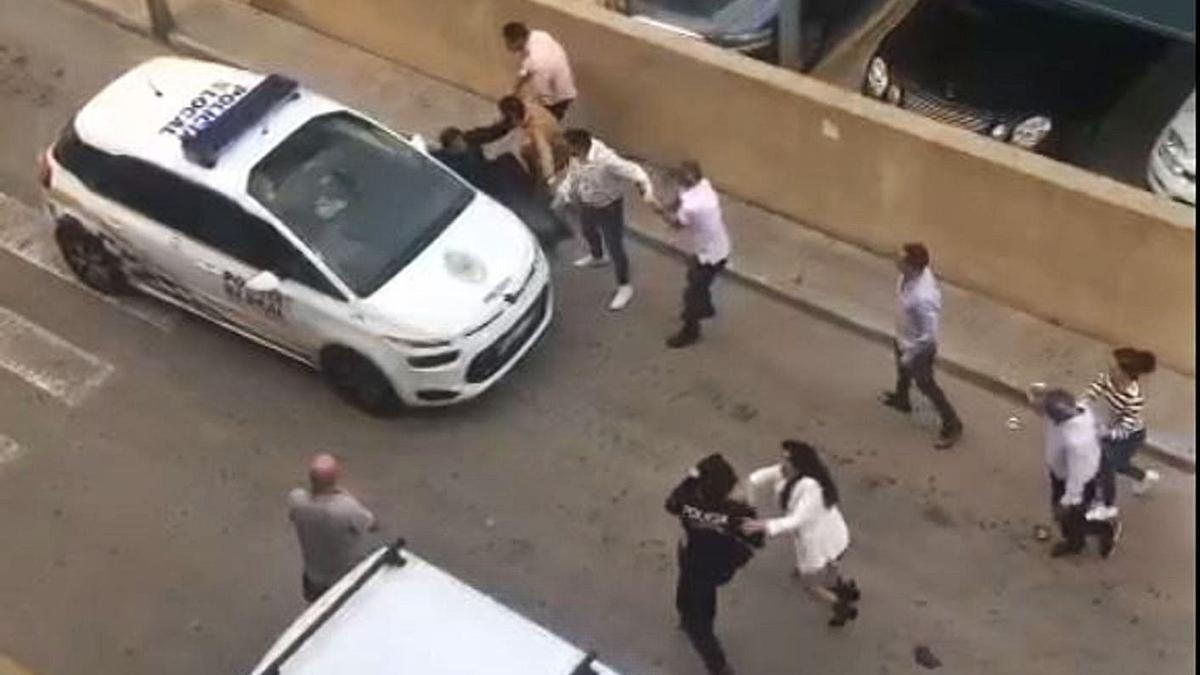Imagen del vídeo en el que aparecen los miembros del clan atacando a los policías.