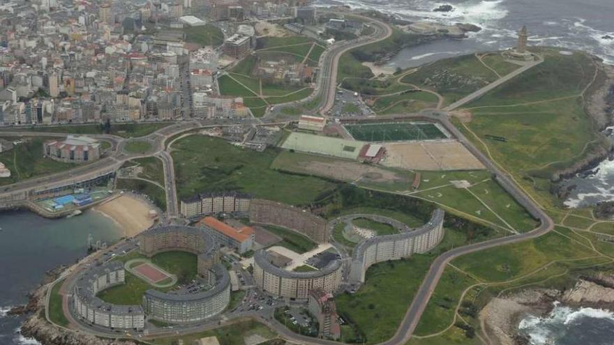 Vista aérea de la zona del Agra de San Amaro, entre Adormideras y los campos deportivos de A Torre.