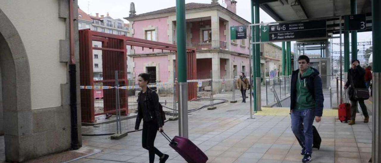 Pasajeros en el andén principal de la estación de Vilagarcía de Arousa. // Noé Parga