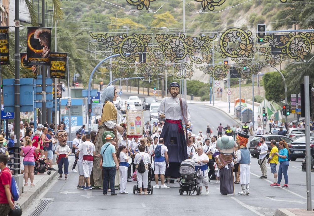 Hogueras 2019: El desfile de bandas reúne en el centro de la ciudad a millares de ciudadanos y turistas