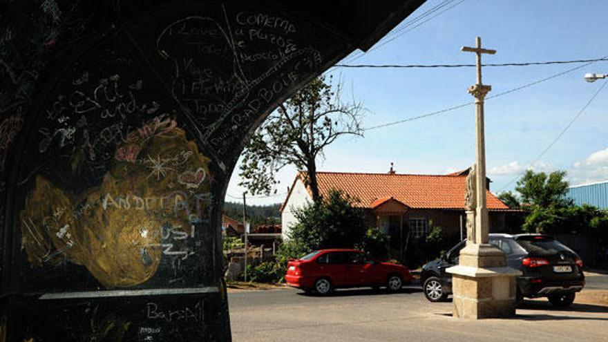 La Escola de Canteiros de Poio recupera un cruceiro de Meis destrozado hace tres años por un vehículo