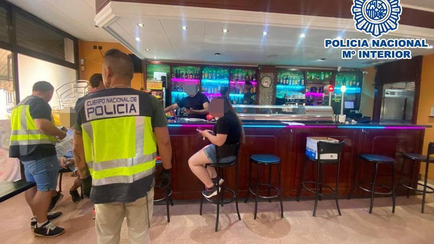 Agentes de la policía nacional en uno de los locales.