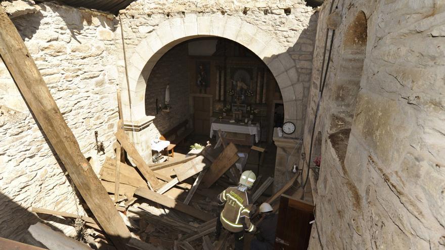 Cae parte del tejado de la iglesia parroquial de Carboeiro tras colapsar una viga