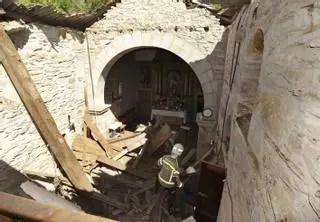 Cae parte del tejado de la iglesia parroquial de Carboeiro tras colapsar una viga