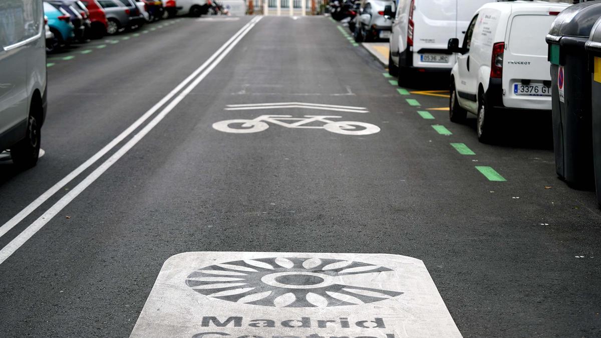 Pintada en la calzada que avisa a los vehículos que entran a una zona de bajas emisiones, la antigua Madrid Central.