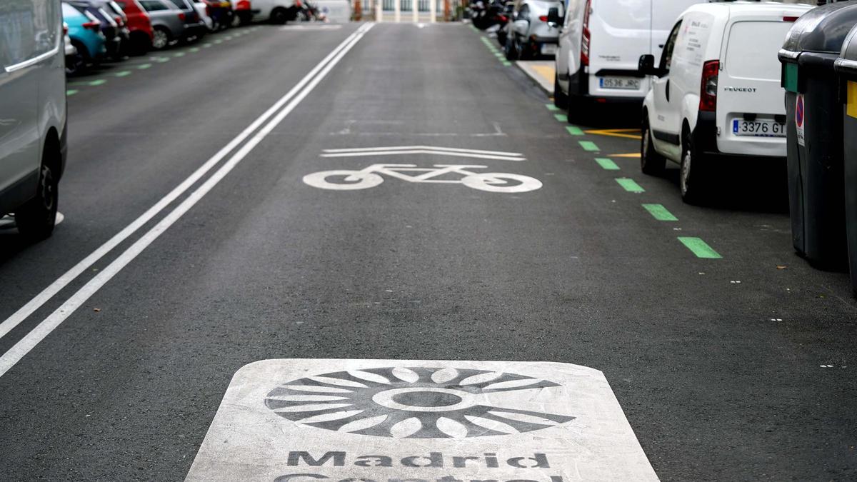 Pintada en la calzada que avisa a los vehículos que entran a una zona de bajas emisiones, la antigua Madrid Central. 