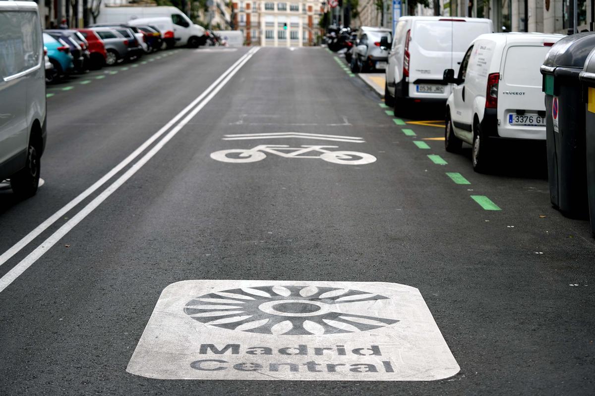 Pintada en la calzada que avisa a los vehículos que entran a una zona de bajas emisiones, la antigua Madrid Central. 