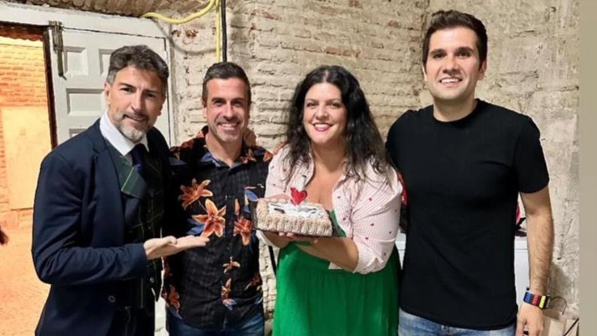 Los monologuistas y el mago (primero por la izquierda) que participaron en el festival solidario.