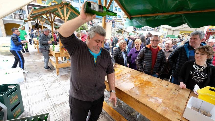 Un escanciador, en la última edición en el festival de la sidra.