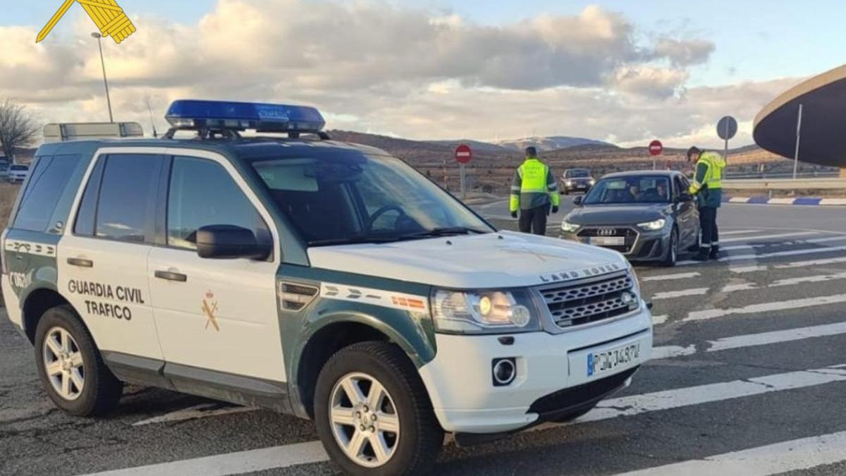 La Guardia Civil dio el alto al vehículo en La Puebla de Valverde
