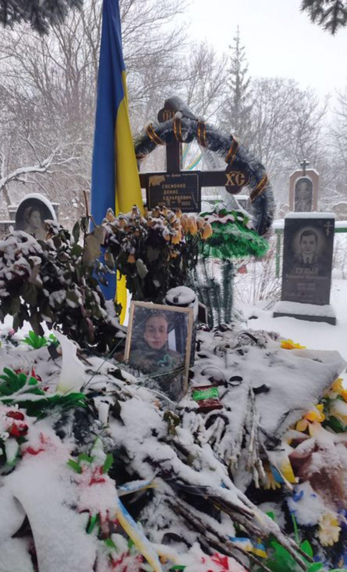 En vertical, la tumba Denis. Al lado, de izquierda a derecha, Paula, Loreto y Pablo. Abajo, entre la nieve, los tres compañeros entregándole el “Jeep” a efectivos de los Black Tulips. | // CEDIDAS