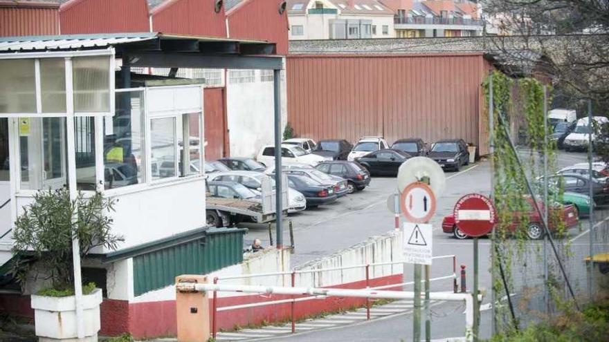 Entrada del depósito de vehículos en O Martinete (A Coruña). // 13fotos