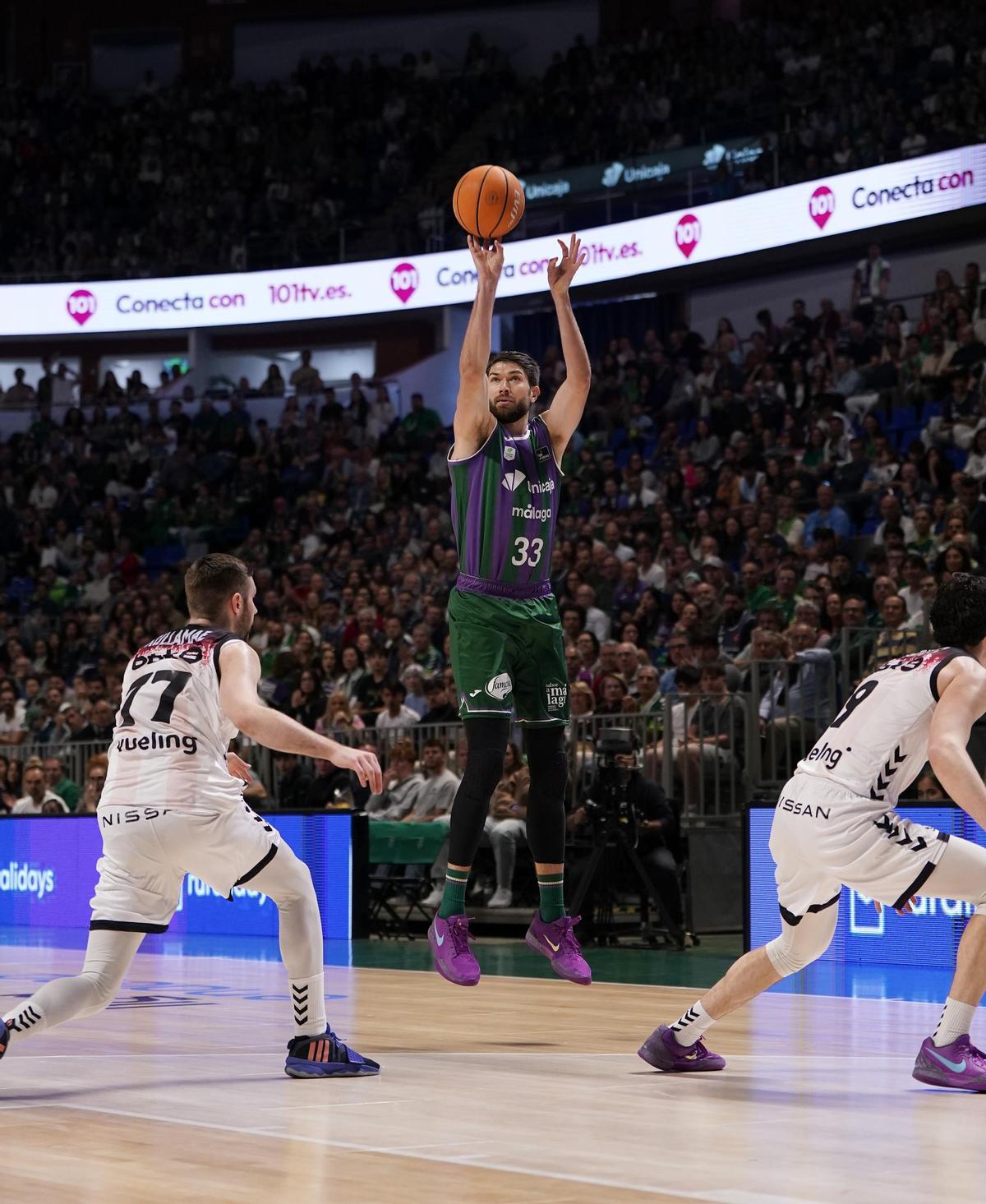Tillie lanza un triple durante el paetido del sábado contra el Bilbao Basket.