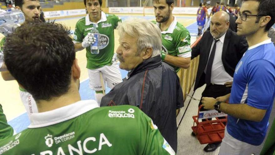 Carlos Gil y los jugadores del Liceo, en un tiempo muerto del partido frente al Alcoy.