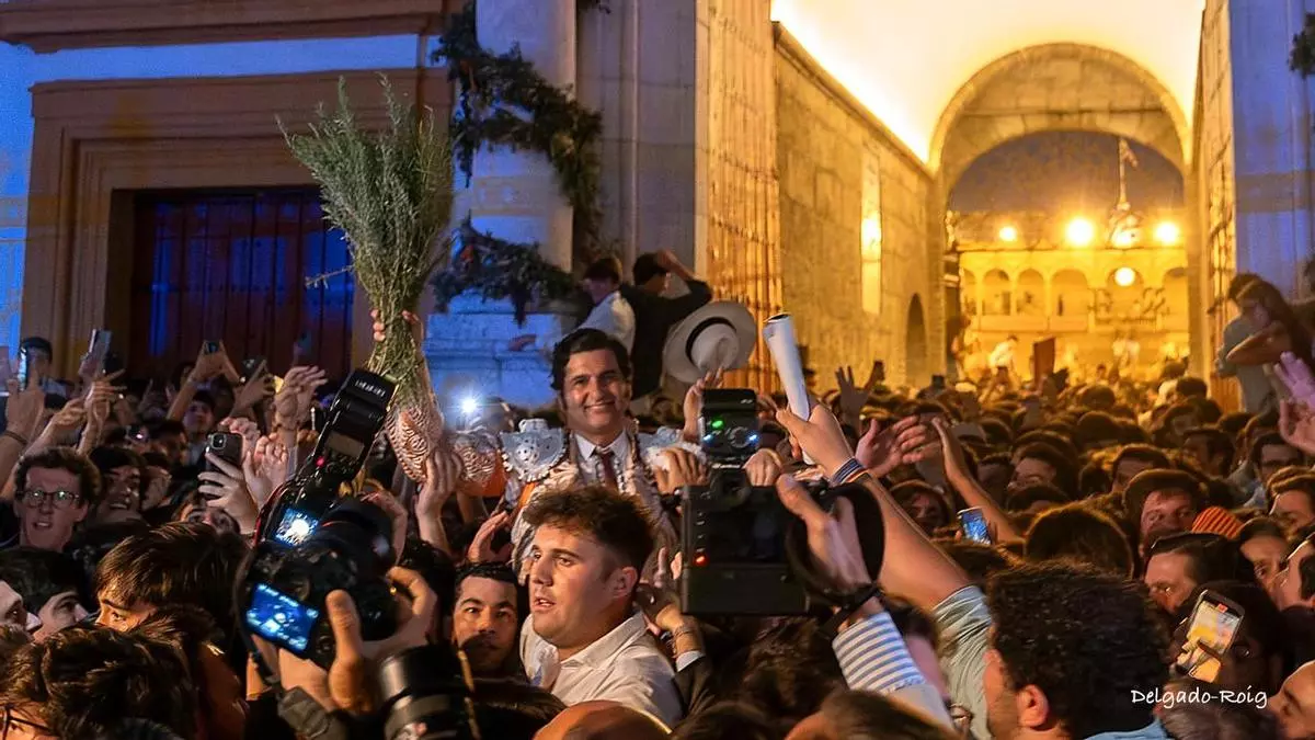 El fervor popular de Morante de la Puebla: así fue su apoteósica salida a hombros por la Puerta del Príncipe hasta el Hotel Colón