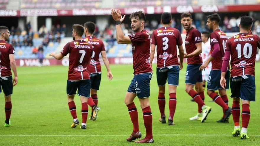 Los jugadores del Pontevedra celebran el gol de Javi Pazos ayer, que supuso el 2-0. // Gustavo Santos