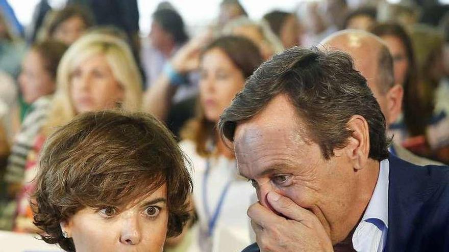 El portavoz del PP, Rafael Hernando, y la vicepresidenta del Gobierno, en la reunión de la interparlamentaria del partido. // Efe