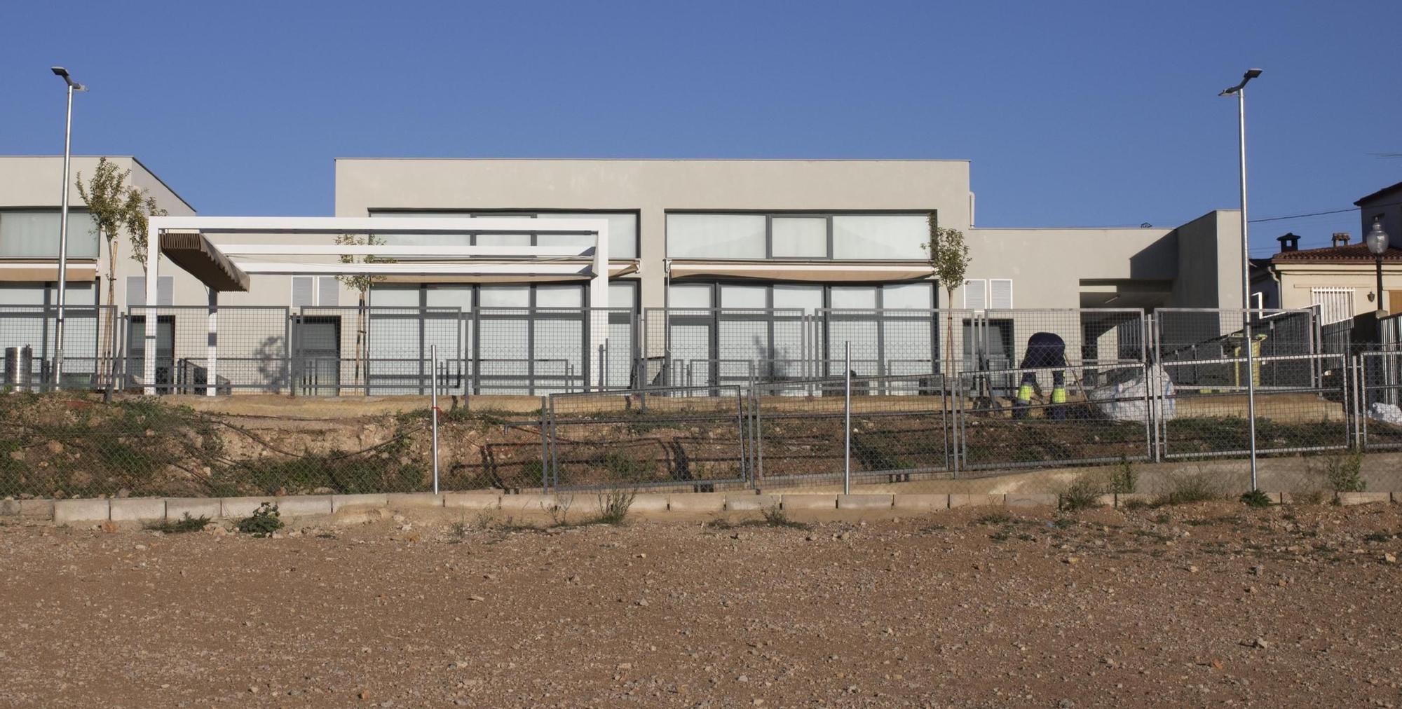 Protesta a las puertas del CEIP Lluís Vives de Bocairent por la paralización de las obras.