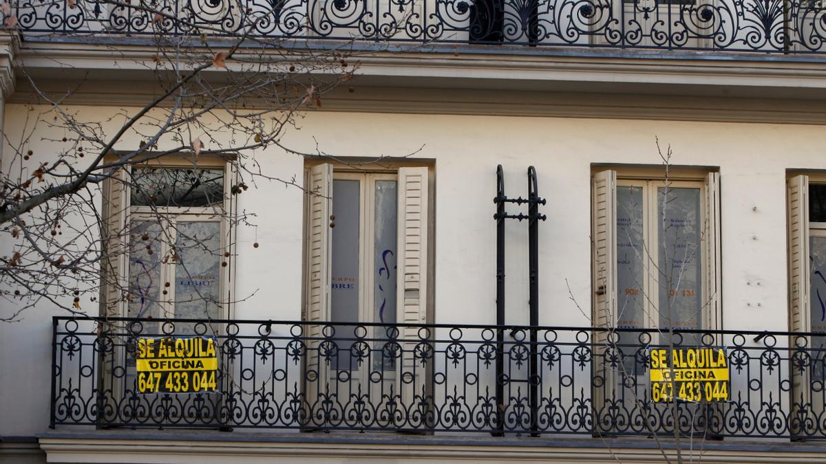 Carteles de alquiler en una vivienda de Madrid.